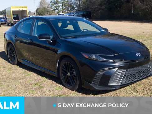 Used 2025 Toyota Camry SE image 4