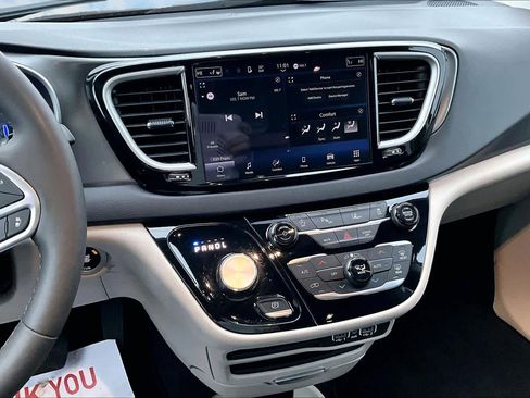 Used 2024 Chrysler Pacifica Touring-L image 16