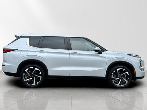 Used 2024 Mitsubishi Outlander SE image 2