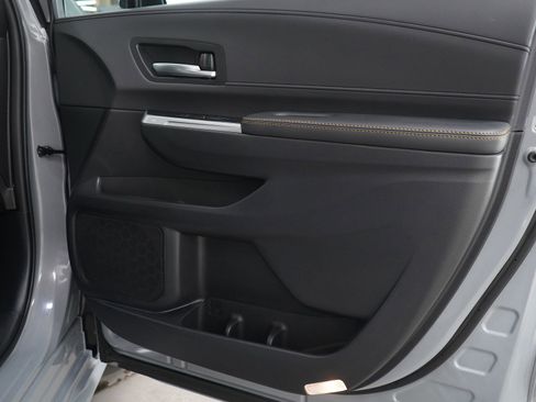 Used 2025 Toyota Sienna XLE Woodland Edition image 9