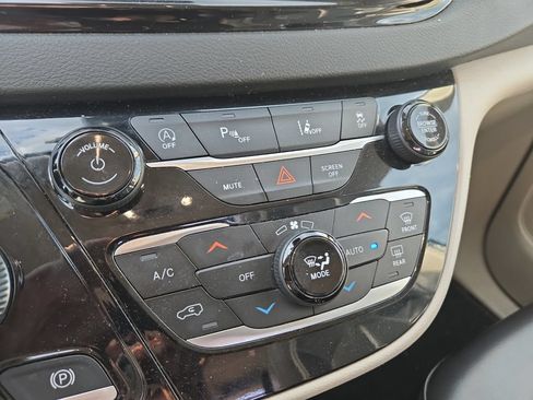 Used 2023 Chrysler Pacifica Touring-L FWD image 27