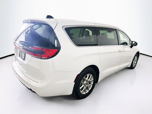 Used 2024 Chrysler Pacifica Touring-L image 9