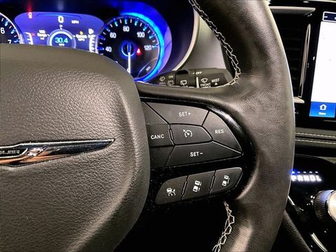 Used 2021 Chrysler Pacifica Touring FWD image 18