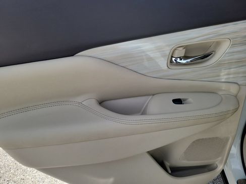 Used 2018 Nissan Murano Platinum w/ Cargo Package FWD image 12