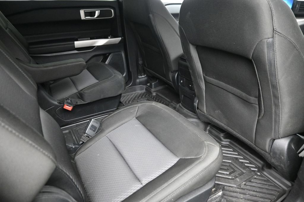 Used 2023 Ford Explorer XLT AWD/4WD image 10