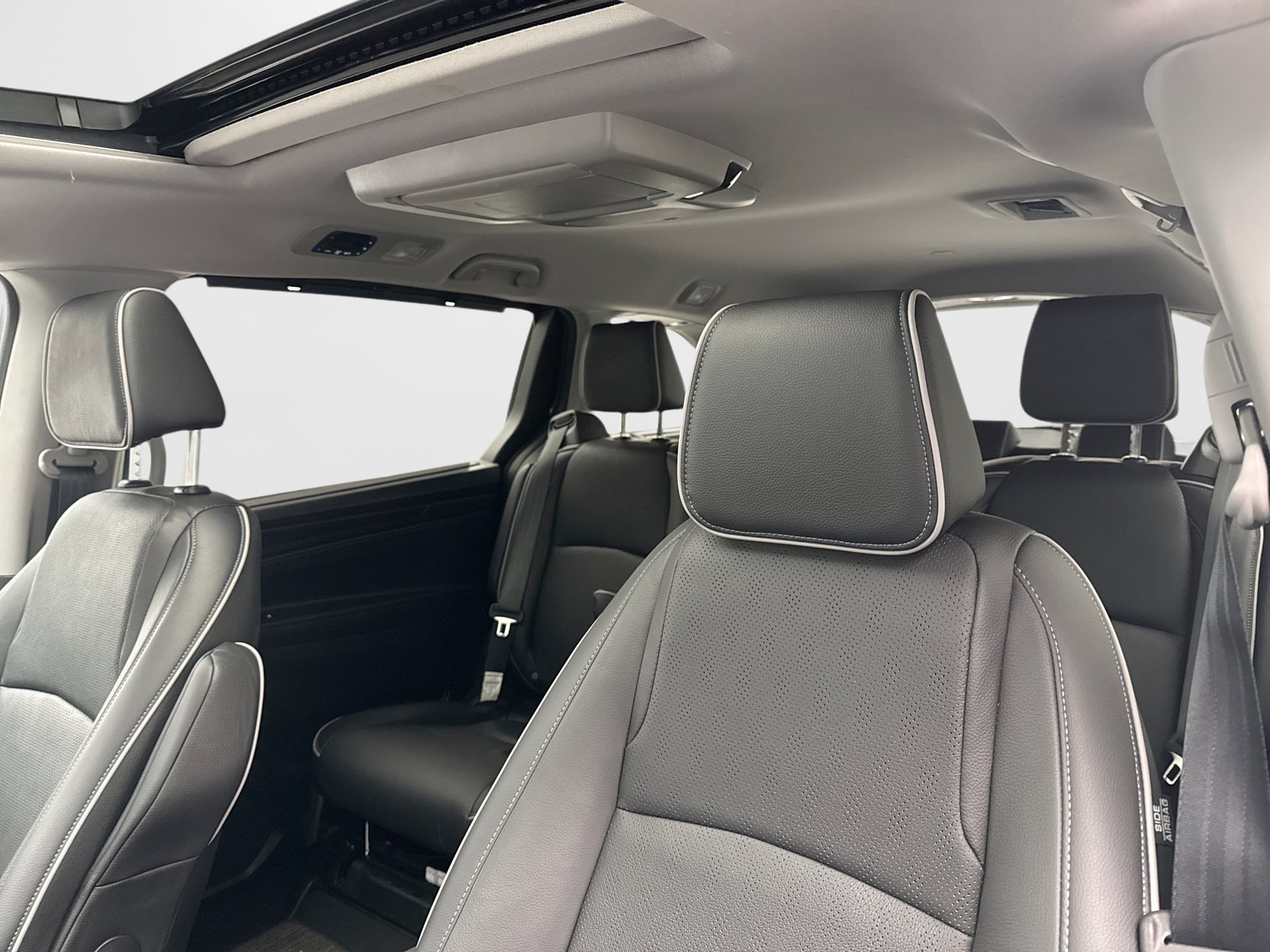 Used 2024 Honda Odyssey Elite image 11
