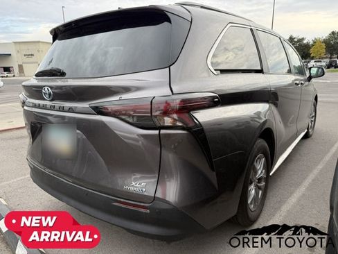 Used 2024 Toyota Sienna XLE FWD image 3