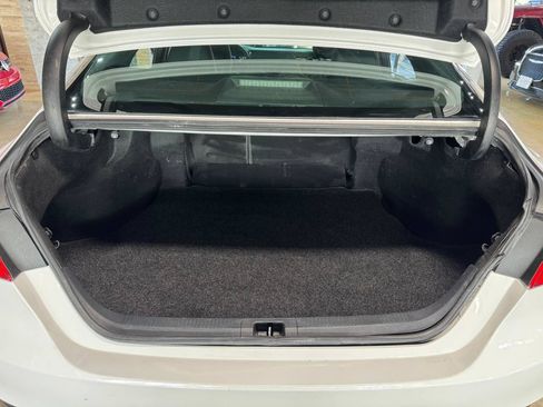Used 2018 Toyota Camry LE FWD image 33