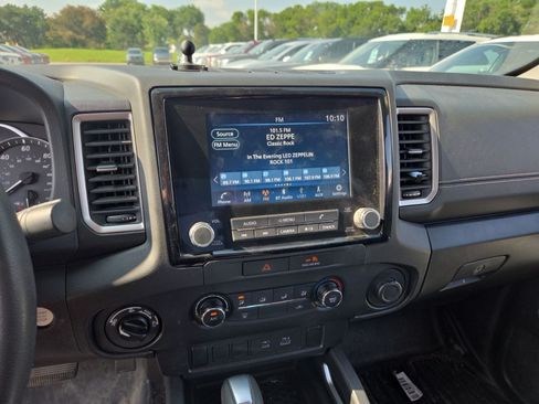 Used 2022 Nissan Frontier SV AWD/4WD image 11