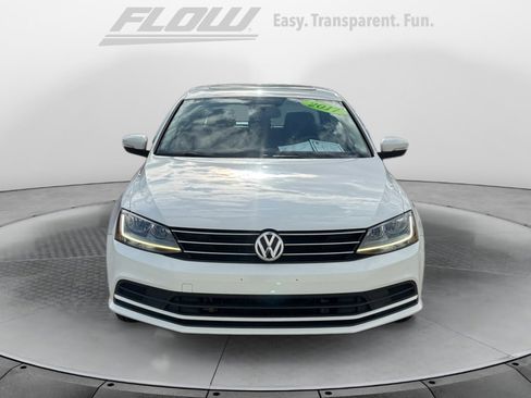 Used 2017 Volkswagen Jetta SE image 3