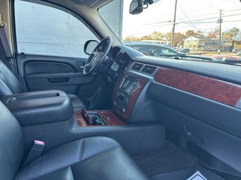 Used 2011 Chevrolet Avalanche LTZ image 28