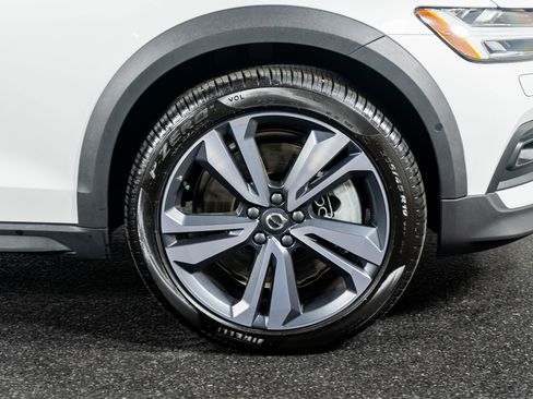 Used 2026 Volvo V60 B5 Cross Country Plus w/ Protection Package Premier image 7