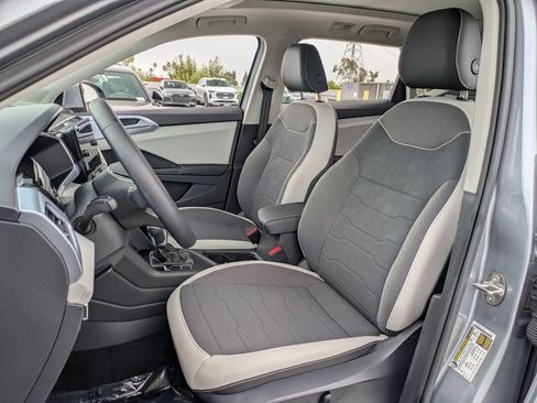 Used 2025 Volkswagen Taos SE w/ Panoramic Sunroof Package FWD image 30