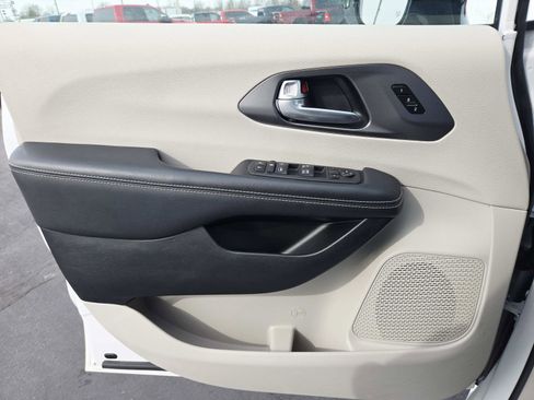 Used 2024 Chrysler Pacifica Touring-L image 38