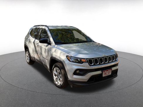 Used 2025 Jeep Compass Latitude image 1