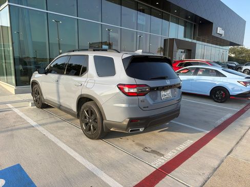 Used 2025 Honda Pilot Black Edition image 9