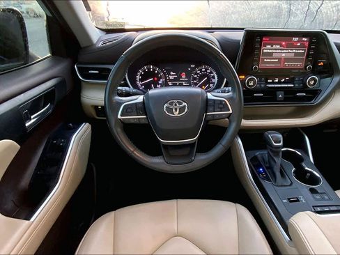 Used 2022 Toyota Highlander XLE image 6
