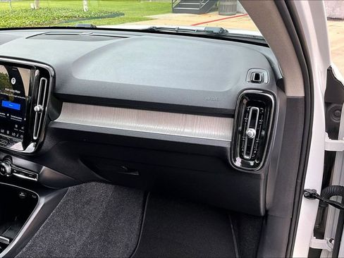 Used 2024 Volvo XC40 B5 Plus AWD/4WD image 21