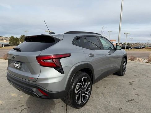 Used 2025 Chevrolet Trax RS w/ Sunroof Package image 9