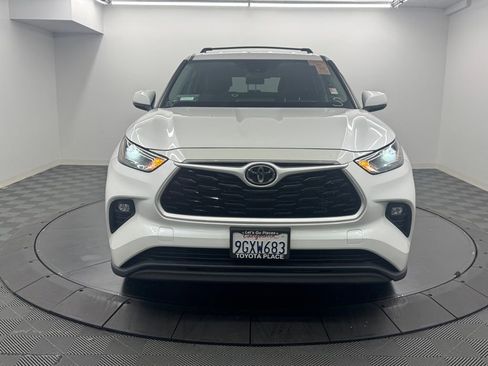 Used 2023 Toyota Highlander LE FWD image 3