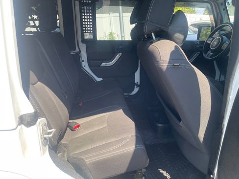 Used 2017 Jeep Wrangler Unlimited Sahara w/ Dual Top Group AWD/4WD image 31