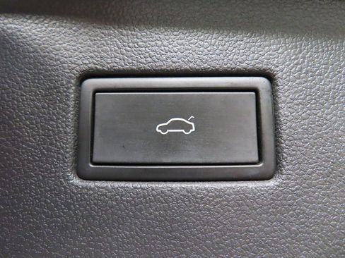 Used 2022 Volkswagen Tiguan SE image 35