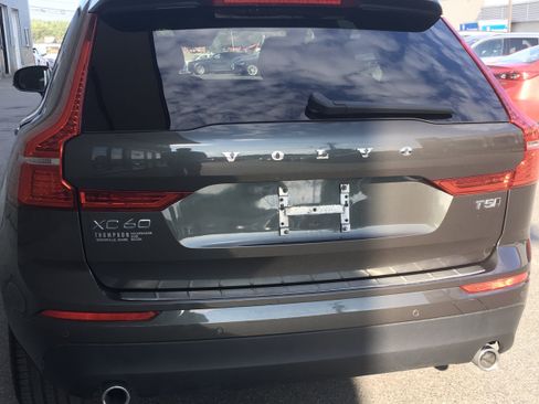 Used 2021 Volvo XC60 T5 Momentum w/ Advanced Package AWD/4WD image 4