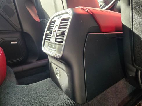 Used 2022 Porsche Macan Base image 23