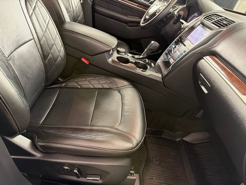 Used 2017 Ford Explorer Platinum image 26