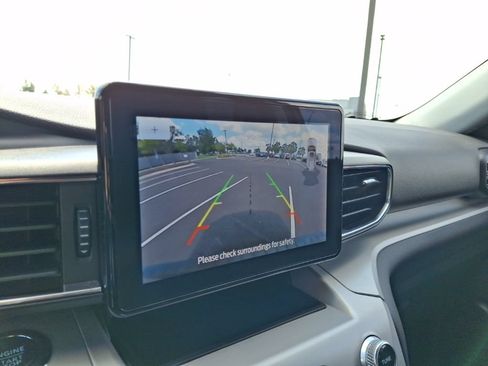Used 2024 Ford Explorer XLT w/ Equipment Group 202A AWD/4WD image 9