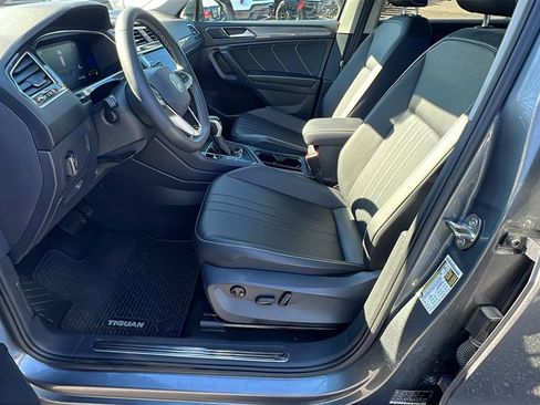 Used 2022 Volkswagen Tiguan SE w/ Panoramic Sunroof Package image 13