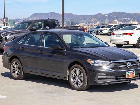 Used 2024 Volkswagen Jetta SE image 3