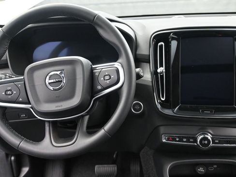 Used 2025 Volvo XC40 B5 Plus image 9