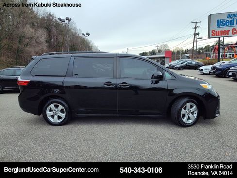 Used 2018 Toyota Sienna LE image 3