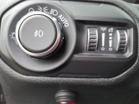 Used 2020 Jeep Wrangler Unlimited Sahara w/ Safety Group AWD/4WD image 23