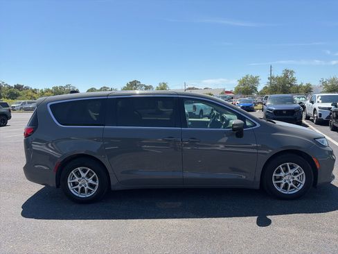 Used 2023 Chrysler Pacifica Touring-L image 8