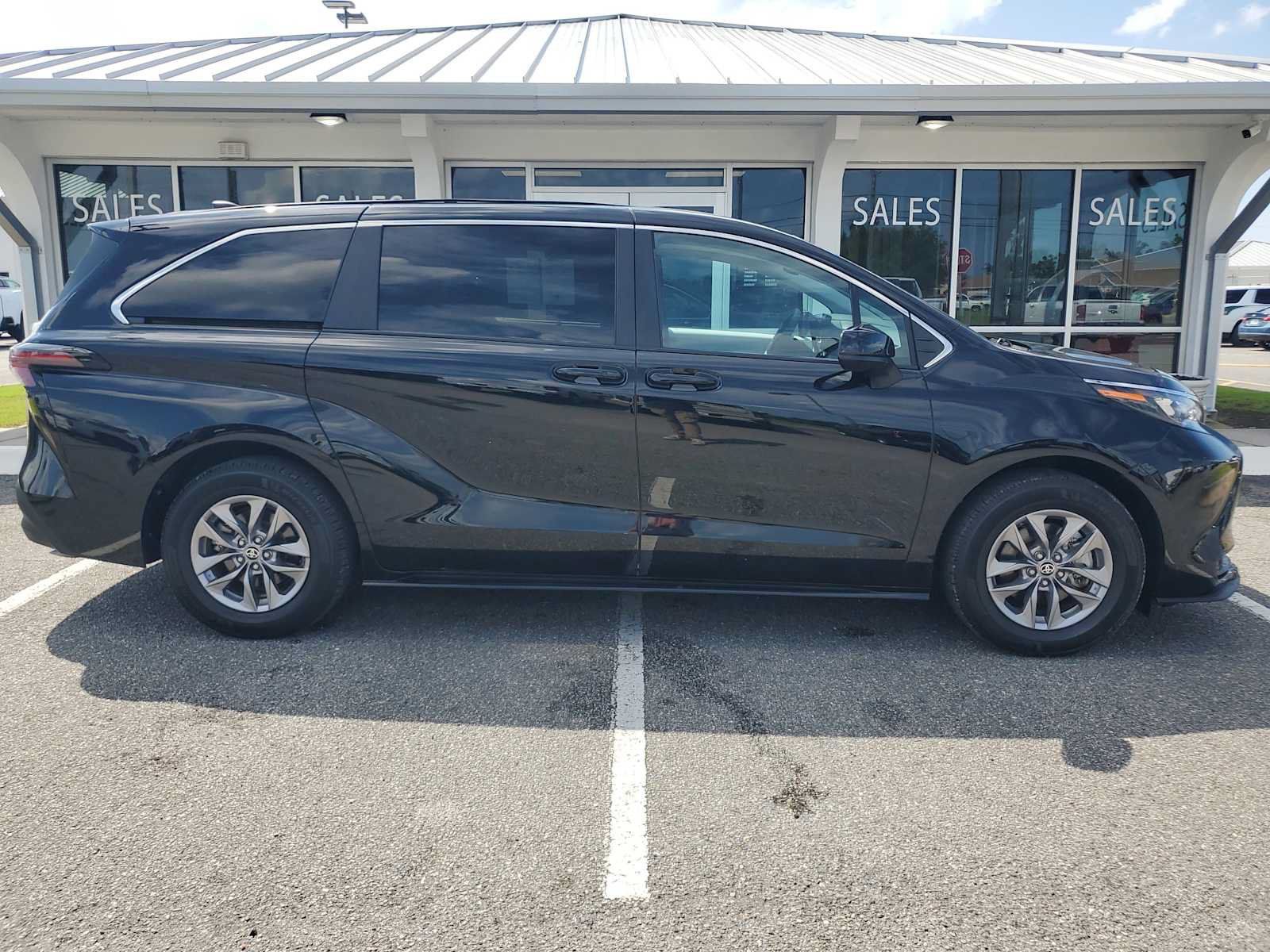 Used 2025 Toyota Sienna LE FWD image 9