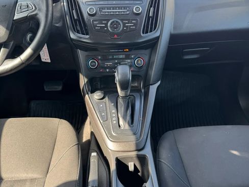 Used 2018 Ford Focus SE w/ SE Appearance Package image 39