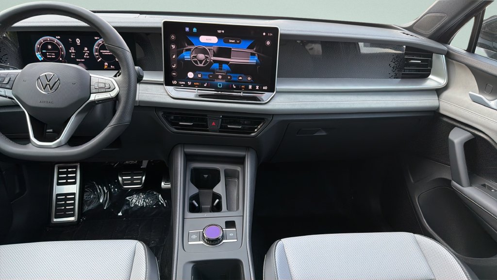 New 2026 Volkswagen Tiguan SE R-Line FWD image 17