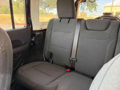 Used 2025 Jeep Wrangler Unlimited Sahara AWD/4WD image 39