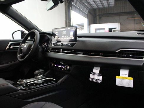 New 2026 Mitsubishi Outlander LE image 16
