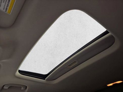 Used 2025 Chevrolet Trax LT w/ Sunroof Package image 15