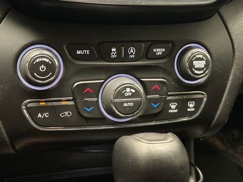 Used 2019 Jeep Cherokee Latitude Plus w/ Comfort/Convenience Group image 10