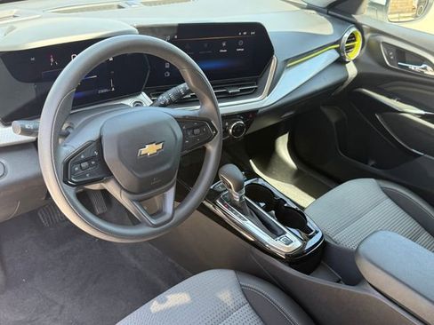 Used 2025 Chevrolet Trax LT image 9