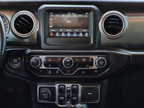 Used 2018 Jeep Wrangler Unlimited Sahara AWD/4WD image 12
