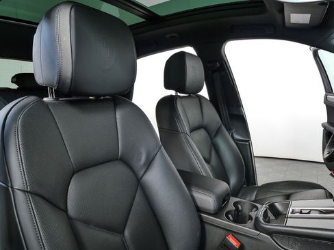 Used 2022 Porsche Macan AWD/4WD image 24