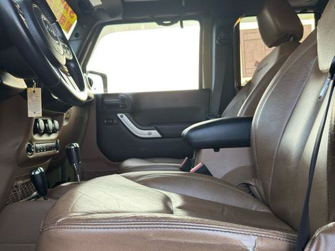 Used 2013 Jeep Wrangler Unlimited Rubicon w/ Connectivity Group AWD/4WD image 13