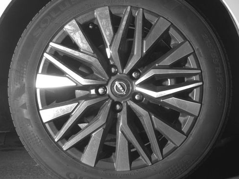 Used 2025 Nissan Altima 2.5 SV FWD image 13