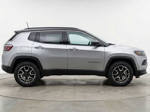 Used 2025 Jeep Compass Trailhawk AWD/4WD image 11