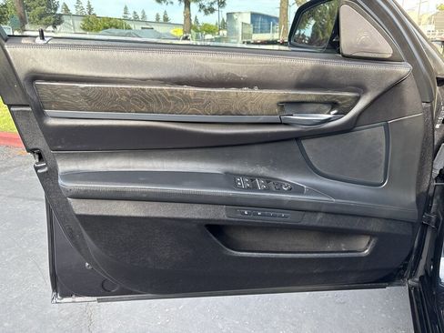 Used 2015 BMW 750i image 28